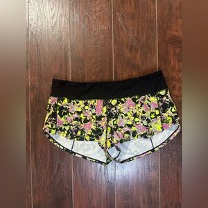 Lululemon Speed Up Size 8 Low-Rise 2.5" Inflected Highlight Yellow Multi / Black